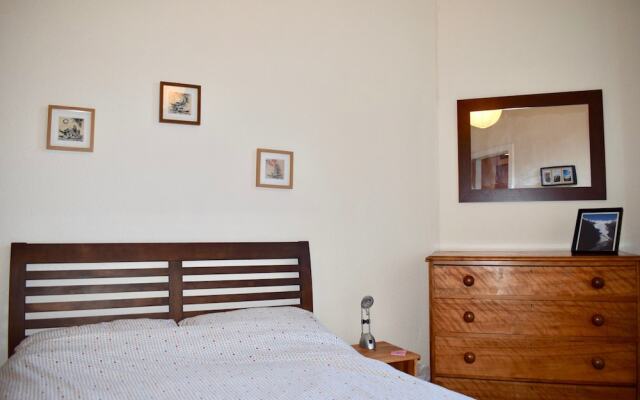 1 Bedroom Central Edinburgh Flat