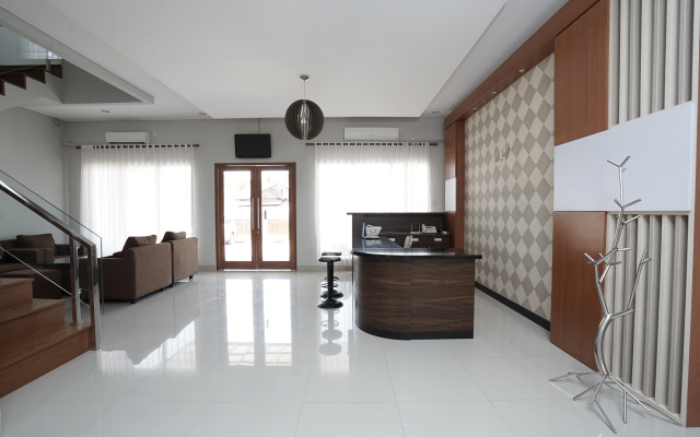 Capital O 1974 Grand Parigi Hotel – Lobby – Parigi