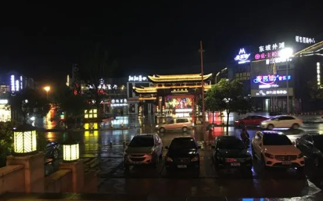 LI DUN HUA JU HOTEL (Huanggang Spreading Love Lake Park)