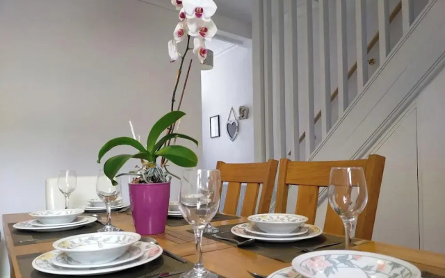Free Parking/wifi, 3 Beds Sleep 6 Near Uni & Town!
