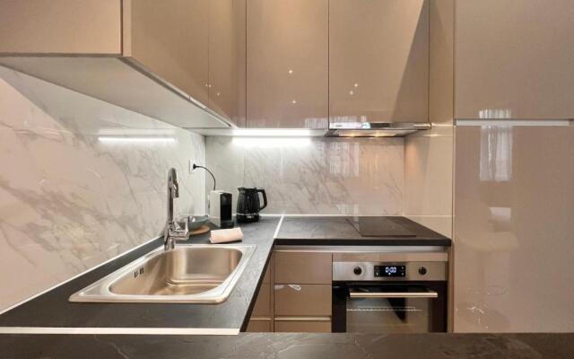 #Aura Studios & Suites F24