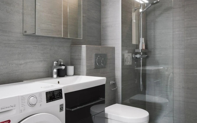 Modern 1BR Apartment with Balcony