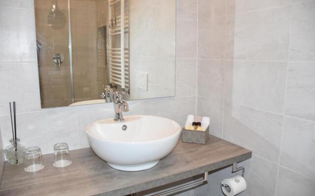 R & A Minerva Suites