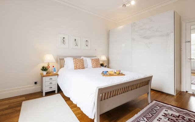 The Gloucester Victorian Mansion House - ST01