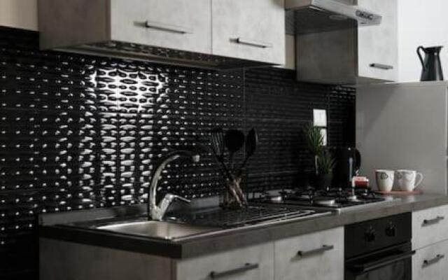 NewLife 8.15 Holiday Home Black