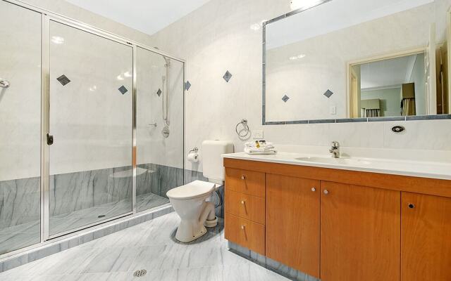 Stunning Lake Front House Amalfi Drive