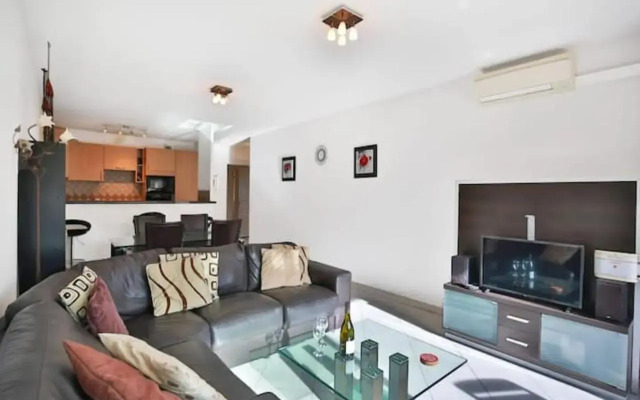 Luxe 4th Floor Apt/Balcony/Parking/by Marina + Shops