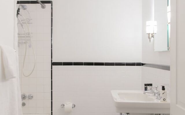 Domio Rittenhouse Square Charming 3BR Duplex + Deck