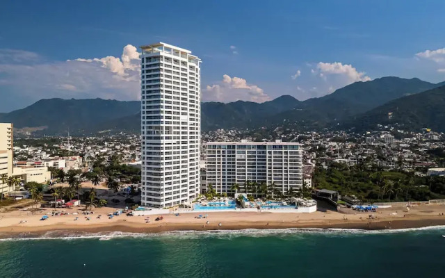 Oceanfront 1BR with Balcony & Pool