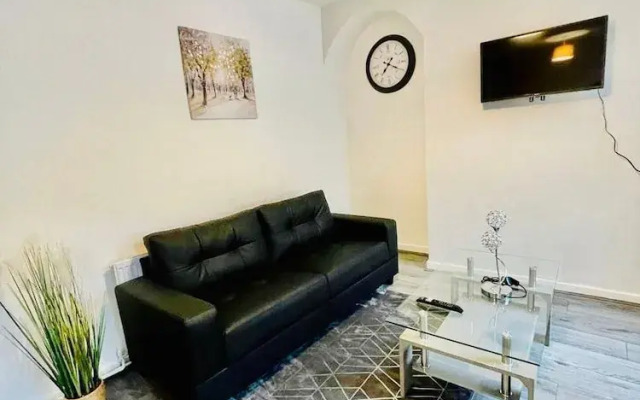 2 Bedroom House in Liverpool With Free Parking