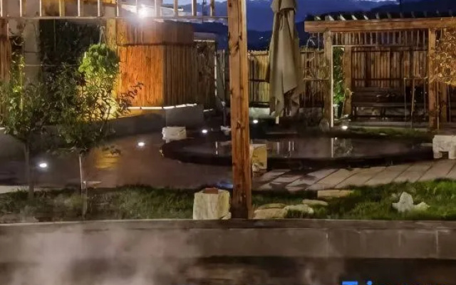 Longmen Lanyi Hot Spring Homestay