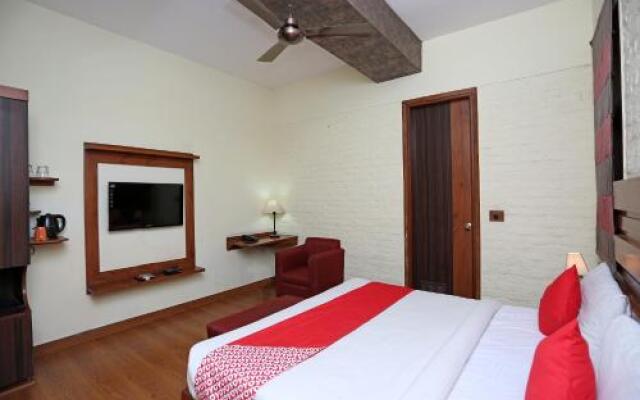 OYO 13602 Hotel The Town House