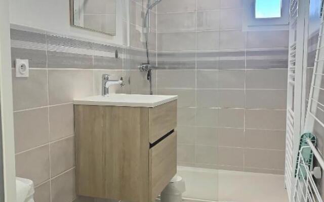 Agréable appartement climatisé à 25m de la plage