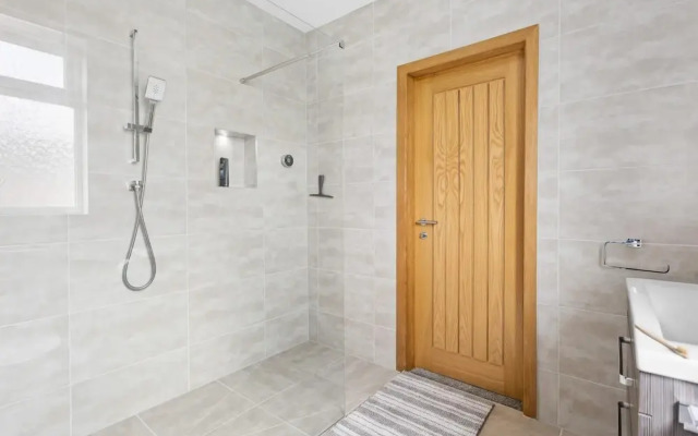Greenacre - Close to Beaches With Hydropool spa