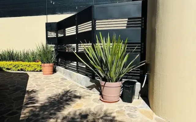 Beautifully Renovated 1 Bed Guest House - Walk to Everything - Roof Top Patio