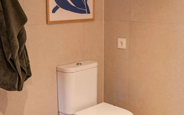 Freshly Renovated Apartment Next To Old Down
