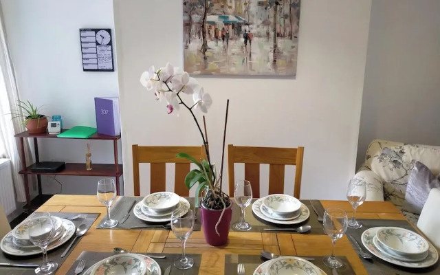 Free Parking/wifi, 3 Beds Sleep 6 Near Uni & Town!