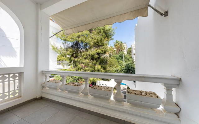 Breeze One Bedroom Apartment by BluPine