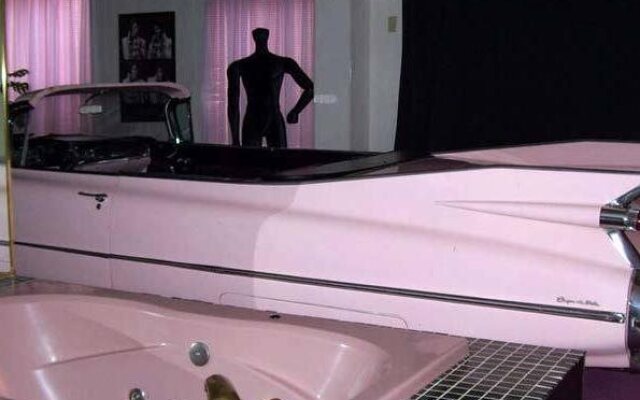 Red Carpet Inn & FantaSuite Hotel