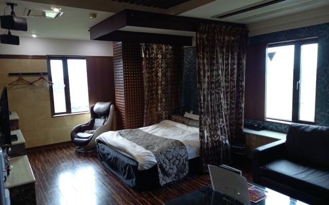 HOTEL C-PLUS - Adults Only