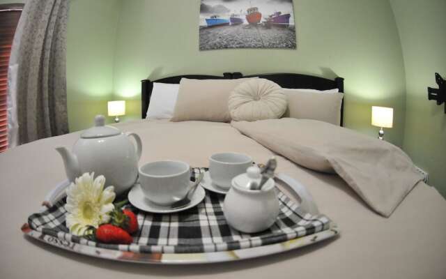 Summer Garden Guest House (Garden Shed)