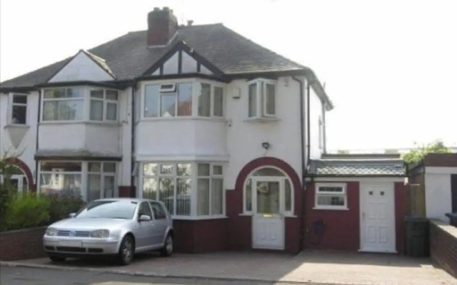 5-bed House With Separate Living Room