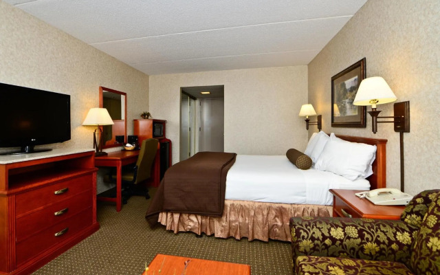 Ramada Hotel & Conference Center by Wyndham Plymouth