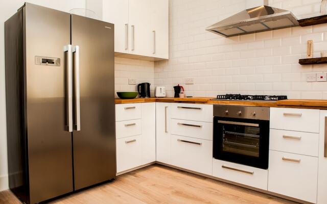 Stunning 4 Bed East London Apartment Sleeps 10