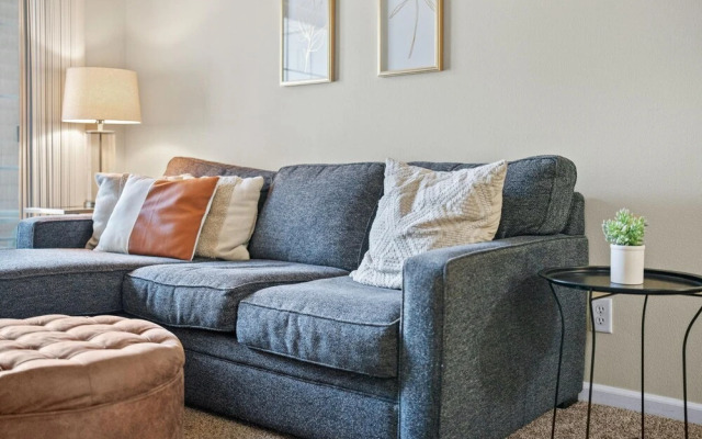 Onsite Gym Pool Fast Wifi More