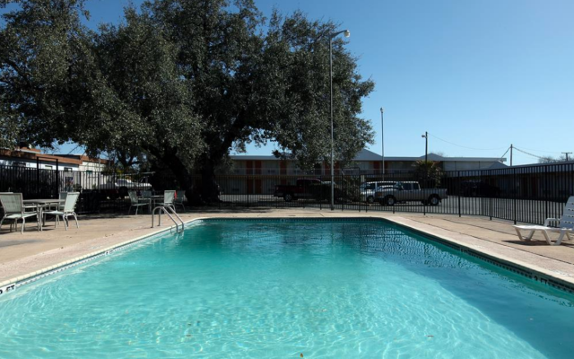 Americas Best Value Inn Uvalde