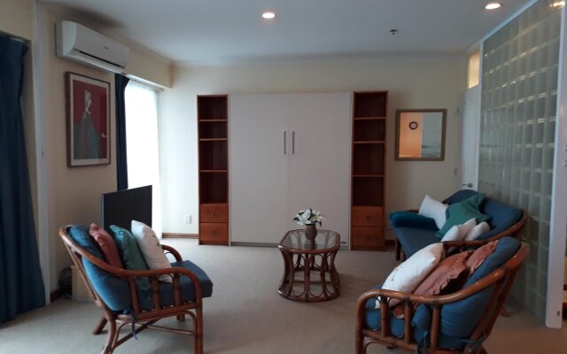 Waterfront Apartment in Princes Wharf