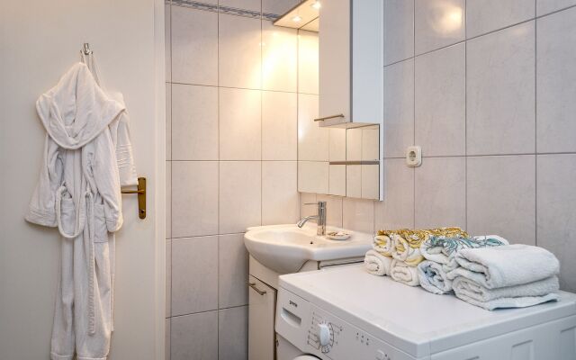 Apartment Sjajna - garden: A1 Jelsa, Island Hvar