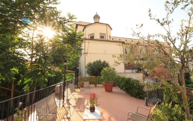 Domus Giorgio Authentic 1600's apt with Stunning Garden and Rooftop