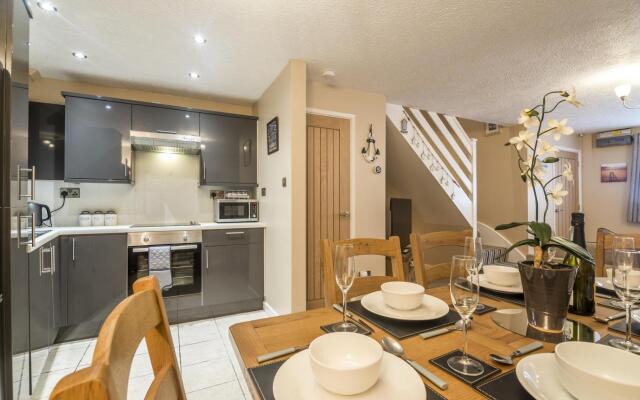 Harry's - 2 Bedroom Holiday Home - Tenby