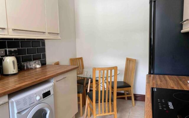 7 Person Home Flat W/parking - Near Swansea Centre