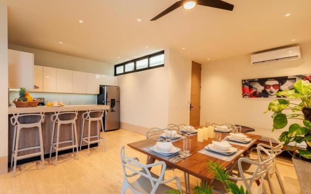 Centrally located gem - sunset views/rooftop pool 2BR/2Bath