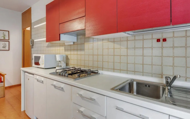 Comfortable Apartment in Garda With Swimming Pool