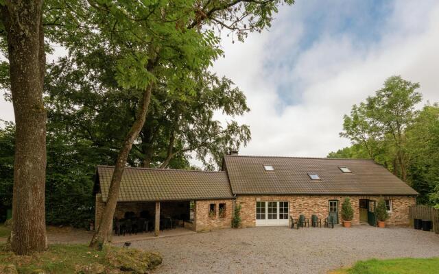 Glorious Holiday Home in Weris with Jacuzzi