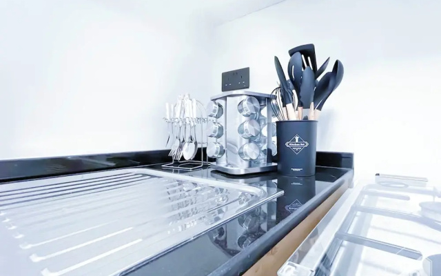 Luxury 1-br Villa in Rukan: Dubai Skyline Views!