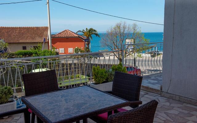 Robi - 50m From Beach - SA4