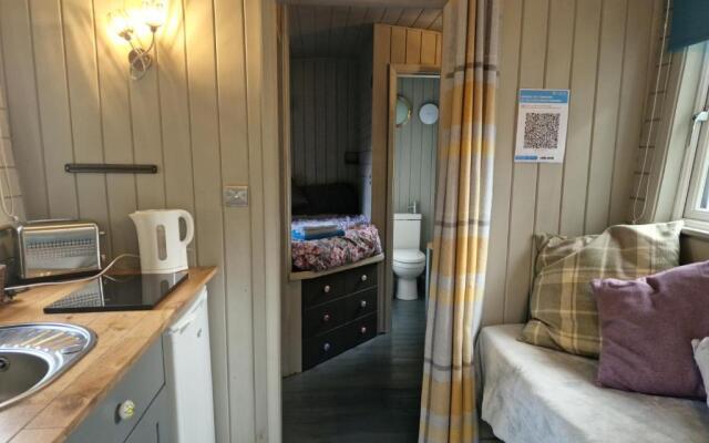 Glamping Hut - Riverside 2