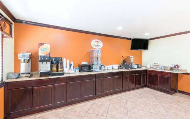 Super 8 by Wyndham Moriarty