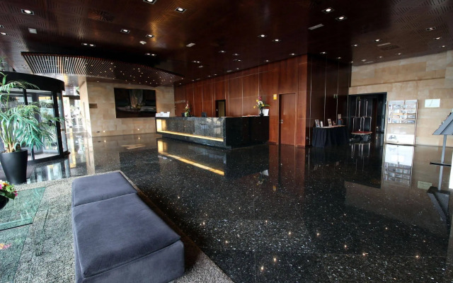 Hotel Maydrit Airport
