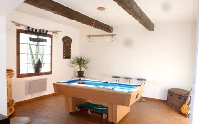 Villa With 6 Bedrooms in Cannes-et-clairan, With Wonderful Mountain Vi