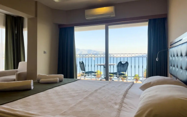 Aurasia SeaSide Hotel
