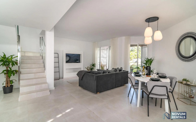 TOP RENOVATED 3-BDRM TOWNHOUSES with POOL, BBQ & ROOFTOP TERRACES