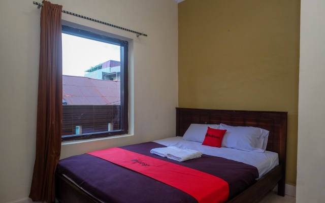 RedDoorz @ Hotel Rich Parepare near Pantai Mattirotasi – Guest Rooms – Parepare