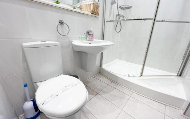 A Spacious Flat with Character - Private Car Space