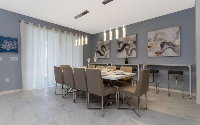 Spacious Home Near Disney