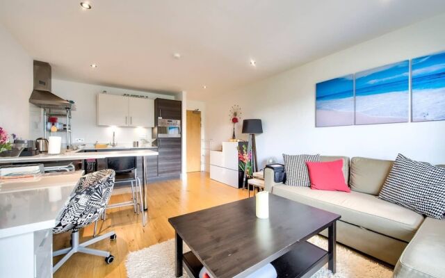 Bright, Modern 1 Bed in Melvin Walk